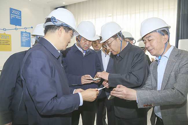 寧夏回族自治區(qū)黨委常委、副主席買彥州一行到萬基控股集團調(diào)研